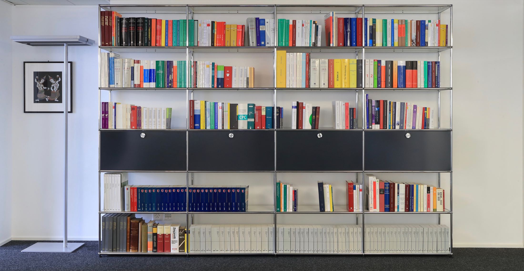 La biblioteca giuridica dello studio: scaffali di codici e commentari