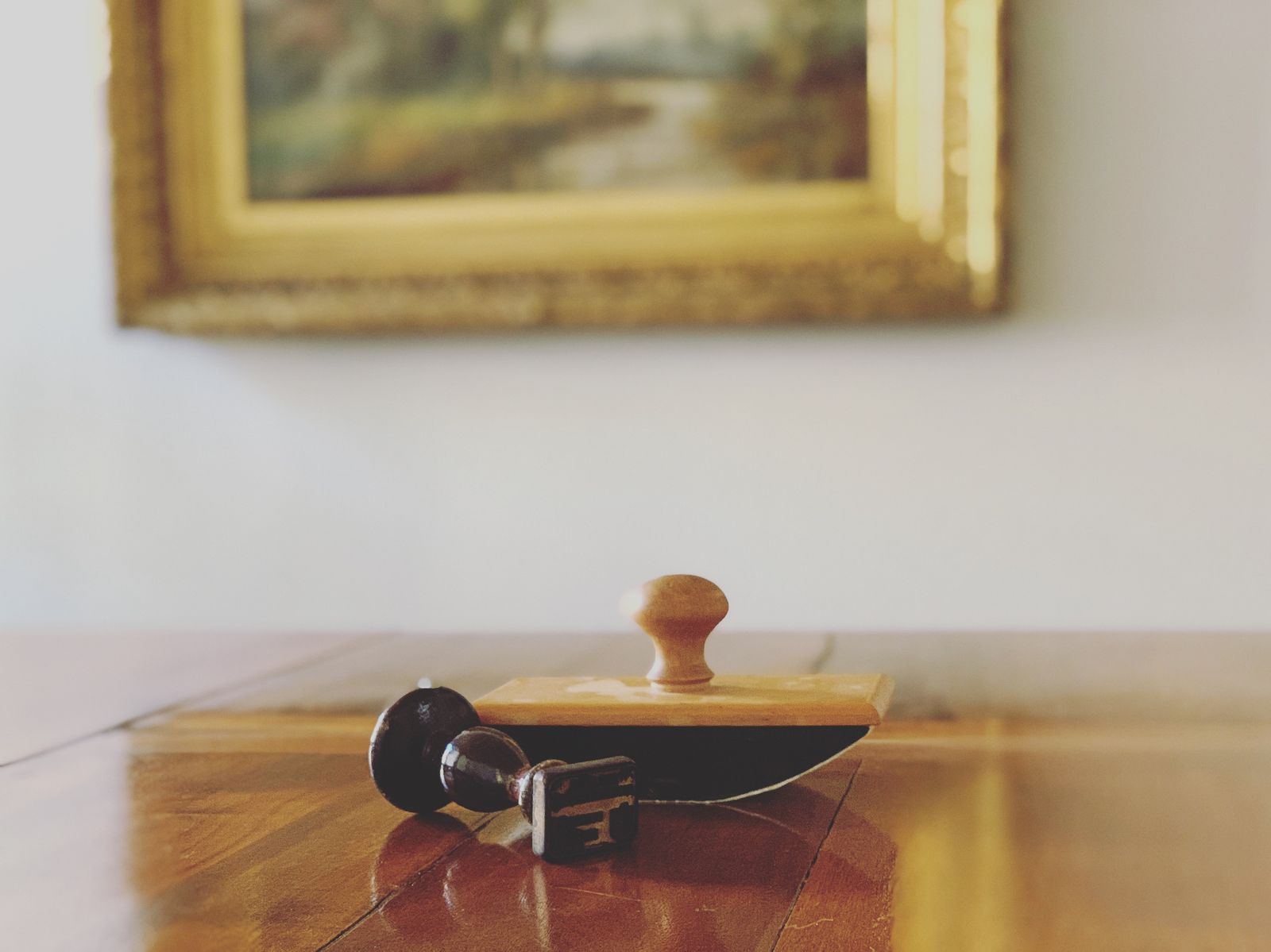 Il timbro dello studio su una scrivania di legno